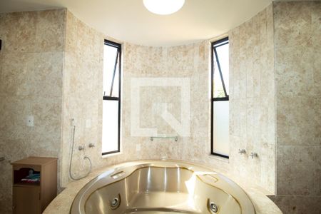 Casa à venda com 423m², 4 quartos e 8 vagas Casa à venda com 423m², 4 quartos e 8 vagasBanheiro da Suíte 3