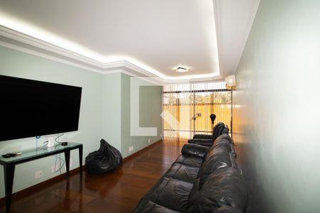 Casa à venda com 423m², 4 quartos e 8 vagas Casa à venda com 423m², 4 quartos e 8 vagasSala de Tv