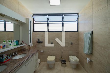 Casa à venda com 423m², 4 quartos e 8 vagas Casa à venda com 423m², 4 quartos e 8 vagasBanheiro da Suíte 1