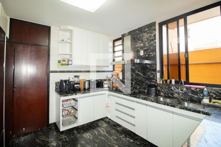 Casa à venda com 423m², 4 quartos e 8 vagas Casa à venda com 423m², 4 quartos e 8 vagasCozinha
