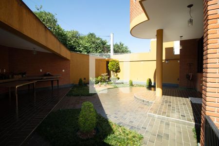 Casa à venda com 423m², 4 quartos e 8 vagas Casa à venda com 423m², 4 quartos e 8 vagasQuintal
