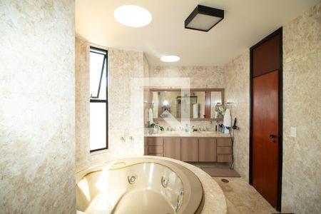 Casa à venda com 423m², 4 quartos e 8 vagas Casa à venda com 423m², 4 quartos e 8 vagasBanheiro da Suíte 3