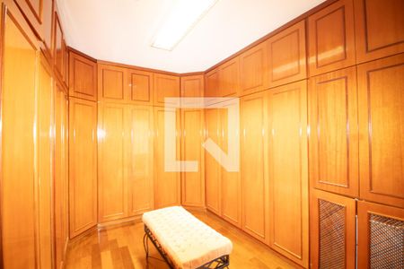 Casa à venda com 423m², 4 quartos e 8 vagas Casa à venda com 423m², 4 quartos e 8 vagasCloset da suíte 3