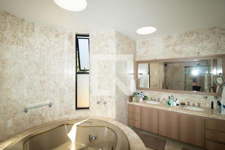 Casa à venda com 423m², 4 quartos e 8 vagas Casa à venda com 423m², 4 quartos e 8 vagasBanheiro da Suíte 3