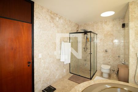 Casa à venda com 423m², 4 quartos e 8 vagas Casa à venda com 423m², 4 quartos e 8 vagasBanheiro da Suíte 3