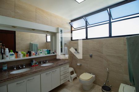 Casa à venda com 423m², 4 quartos e 8 vagas Casa à venda com 423m², 4 quartos e 8 vagasBanheiro da Suíte 1