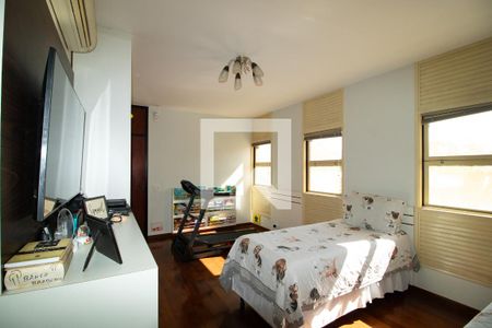 Casa à venda com 423m², 4 quartos e 8 vagas Casa à venda com 423m², 4 quartos e 8 vagasQuarto 1