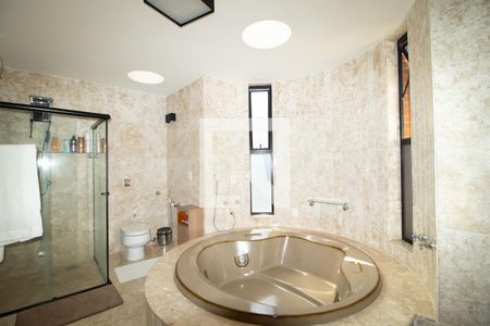 Casa à venda com 423m², 4 quartos e 8 vagas Casa à venda com 423m², 4 quartos e 8 vagasBanheiro da Suíte 3