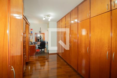 Casa à venda com 423m², 4 quartos e 8 vagas Casa à venda com 423m², 4 quartos e 8 vagasCloset da suíte 1