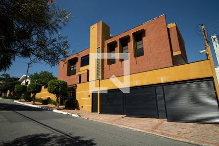Casa à venda com 423m², 4 quartos e 8 vagas Casa à venda com 423m², 4 quartos e 8 vagasFachada