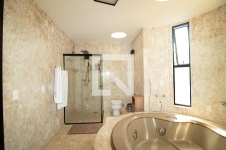 Casa à venda com 423m², 4 quartos e 8 vagas Casa à venda com 423m², 4 quartos e 8 vagasBanheiro da Suíte 3