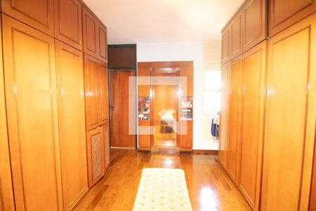 Casa à venda com 423m², 4 quartos e 8 vagas Casa à venda com 423m², 4 quartos e 8 vagasCloset da suíte 3