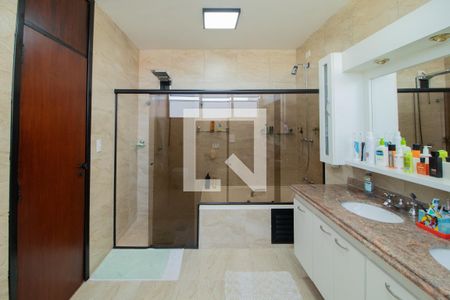 Casa à venda com 423m², 4 quartos e 8 vagas Casa à venda com 423m², 4 quartos e 8 vagasBanheiro da Suíte 1