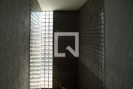 Casa à venda com 423m², 4 quartos e 8 vagas Casa à venda com 423m², 4 quartos e 8 vagasDetalhe da escada