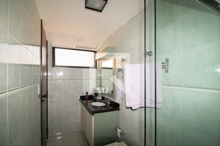 Casa à venda com 423m², 4 quartos e 8 vagas Casa à venda com 423m², 4 quartos e 8 vagasBanheiro da Suíte 2