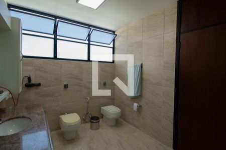 Casa à venda com 423m², 4 quartos e 8 vagas Casa à venda com 423m², 4 quartos e 8 vagasBanheiro da Suíte 1