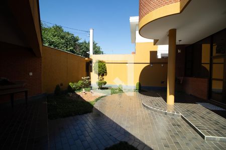 Casa à venda com 423m², 4 quartos e 8 vagas Casa à venda com 423m², 4 quartos e 8 vagasQuintal