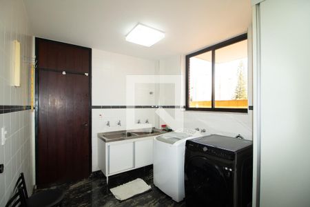 Casa à venda com 423m², 4 quartos e 8 vagas Casa à venda com 423m², 4 quartos e 8 vagasÁrea de Serviço