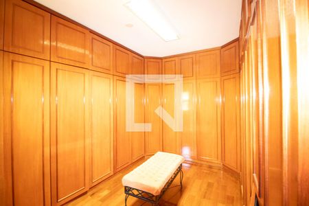 Casa à venda com 423m², 4 quartos e 8 vagas Casa à venda com 423m², 4 quartos e 8 vagasCloset da suíte 3