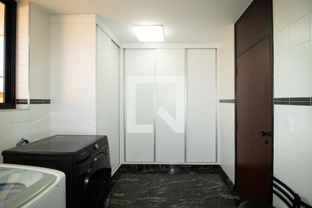 Casa à venda com 423m², 4 quartos e 8 vagas Casa à venda com 423m², 4 quartos e 8 vagasÁrea de Serviço