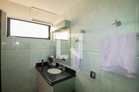 Casa à venda com 423m², 4 quartos e 8 vagas Casa à venda com 423m², 4 quartos e 8 vagasBanheiro da Suíte 2