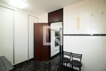 Casa à venda com 423m², 4 quartos e 8 vagas Casa à venda com 423m², 4 quartos e 8 vagasÁrea de Serviço