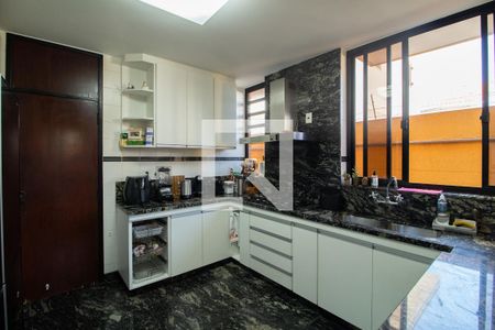 Casa à venda com 423m², 4 quartos e 8 vagas Casa à venda com 423m², 4 quartos e 8 vagasCozinha