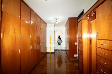 Casa à venda com 423m², 4 quartos e 8 vagas Casa à venda com 423m², 4 quartos e 8 vagasCloset da suíte 1
