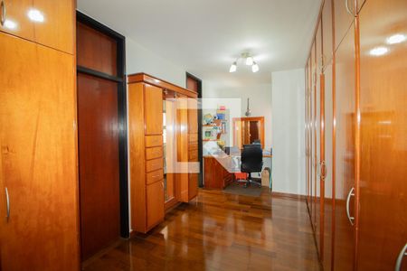 Casa à venda com 423m², 4 quartos e 8 vagas Casa à venda com 423m², 4 quartos e 8 vagasCloset da suíte 1