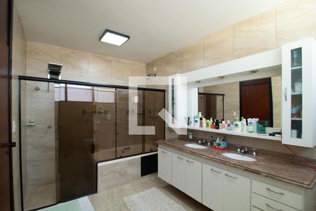 Casa à venda com 423m², 4 quartos e 8 vagas Casa à venda com 423m², 4 quartos e 8 vagasBanheiro da Suíte 1