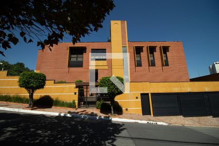 Casa à venda com 423m², 4 quartos e 8 vagas Casa à venda com 423m², 4 quartos e 8 vagasFachada