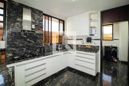 Casa à venda com 423m², 4 quartos e 8 vagas Casa à venda com 423m², 4 quartos e 8 vagasCozinha