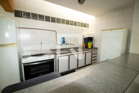 Casa à venda com 423m², 4 quartos e 8 vagas Casa à venda com 423m², 4 quartos e 8 vagasGaragem
