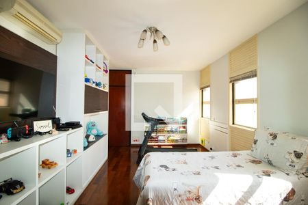 Casa à venda com 423m², 4 quartos e 8 vagas Casa à venda com 423m², 4 quartos e 8 vagasQuarto 1