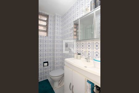 Banheiro de apartamento à venda com 1 quarto, 38m² em Santa Cecília, Porto Alegre