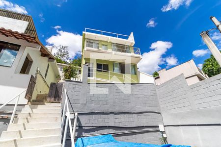 Casa à venda com 150m², 3 quartos e 1 vaga Casa à venda com 150m², 3 quartos e 1 vagaFachada