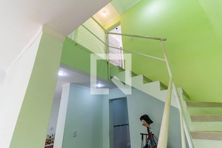 Casa à venda com 150m², 3 quartos e 1 vaga Casa à venda com 150m², 3 quartos e 1 vagaEscada