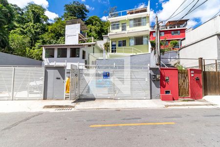 Casa à venda com 150m², 3 quartos e 1 vaga Casa à venda com 150m², 3 quartos e 1 vagaFachada