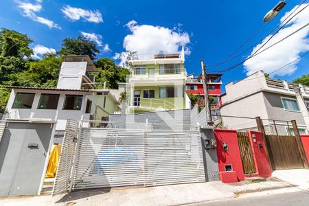 Casa à venda com 150m², 3 quartos e 1 vaga Casa à venda com 150m², 3 quartos e 1 vagaFachada