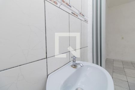 Banheiro de casa para alugar com 1 quarto, 30m² em Vila Paranagua, São Paulo
