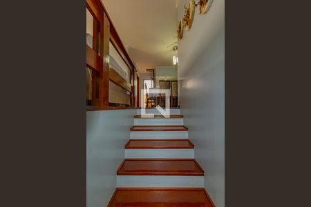 Casa para alugar com 200m², 3 quartos e 3 vagas Casa para alugar com 200m², 3 quartos e 3 vagasEscada de acesso ao 2º piso