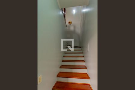 Casa para alugar com 200m², 3 quartos e 3 vagas Casa para alugar com 200m², 3 quartos e 3 vagasEscada de acesso ao 2º piso