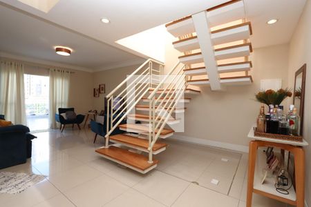 Escada de casa para alugar com 3 quartos, 200m² em Vila Ema, São Paulo