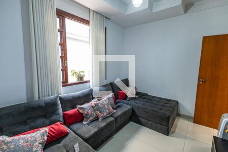 Sala de TV de casa à venda com 3 quartos, 580m² em Heliópolis, Belo Horizonte