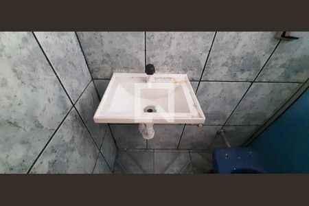 Banheiro de casa para alugar com 1 quarto, 60m² em Conceição, Osasco
