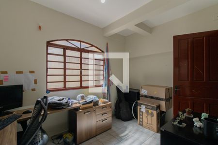 Casa à venda com 242m², 5 quartos e 4 vagas Casa à venda com 242m², 5 quartos e 4 vagasEscritorio