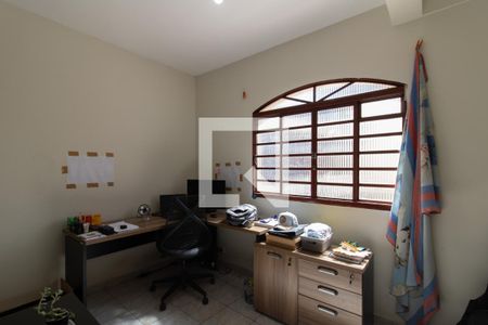 Casa à venda com 242m², 5 quartos e 4 vagas Casa à venda com 242m², 5 quartos e 4 vagasEscritorio