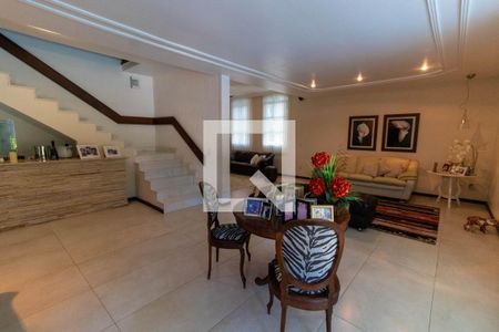 Sala de casa de condomínio à venda com 6 quartos, 440m² em Badu, Niterói