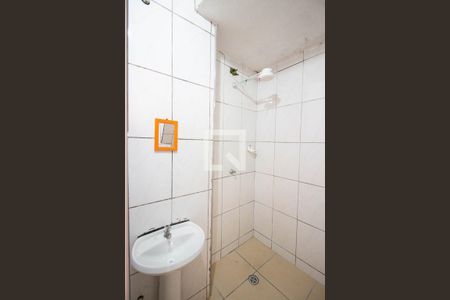 Banheiro de casa para alugar com 1 quarto, 60m² em Jardim Cleide, São Paulo