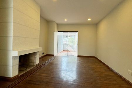 Sala de TV de casa de condomínio à venda com 4 quartos, 500m² em Tamboré, Santana de Parnaíba